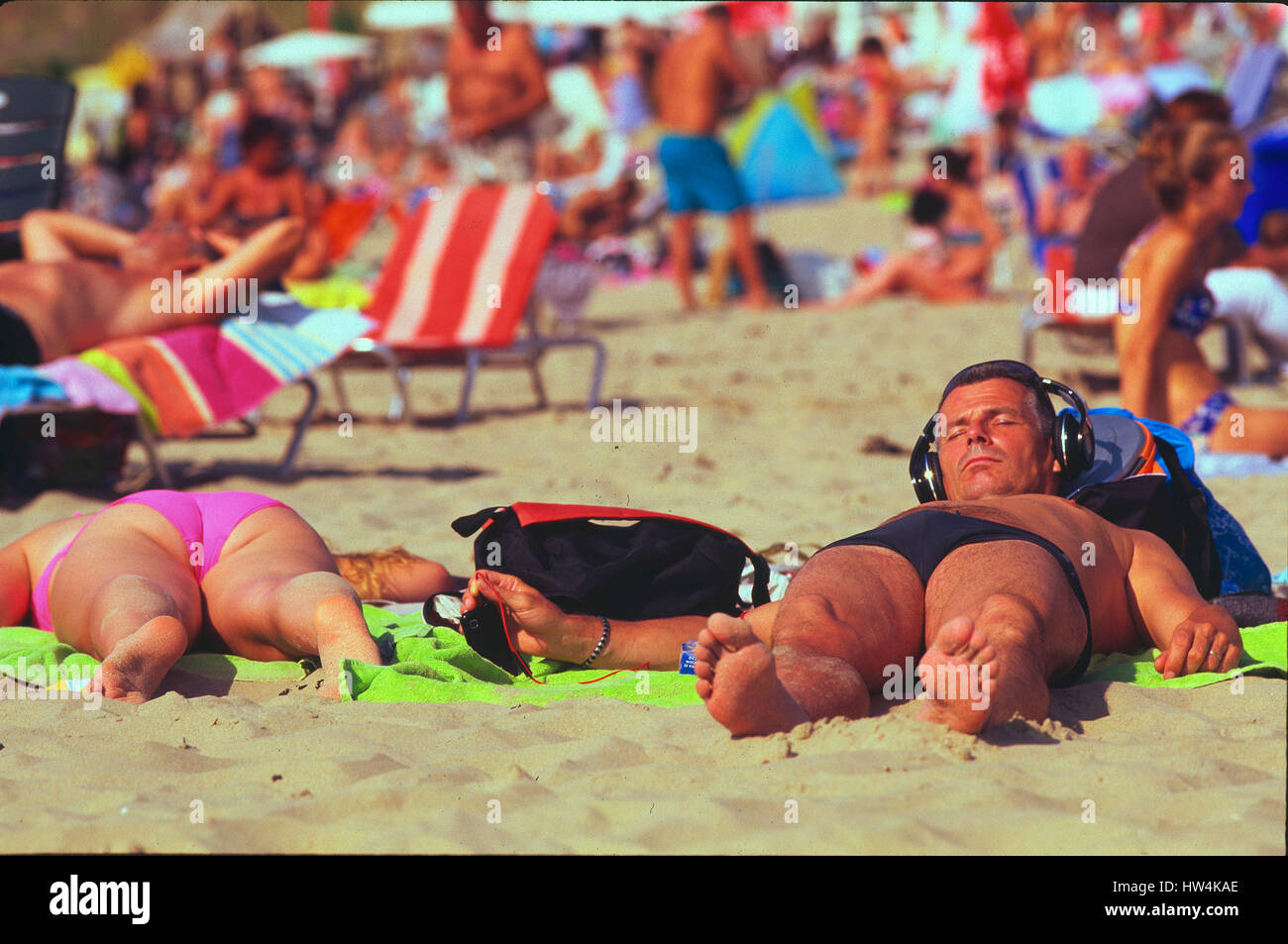 Multiculturale Ragazzi Olandesi Che Giocano A Sand Bank Beach Foto Stock