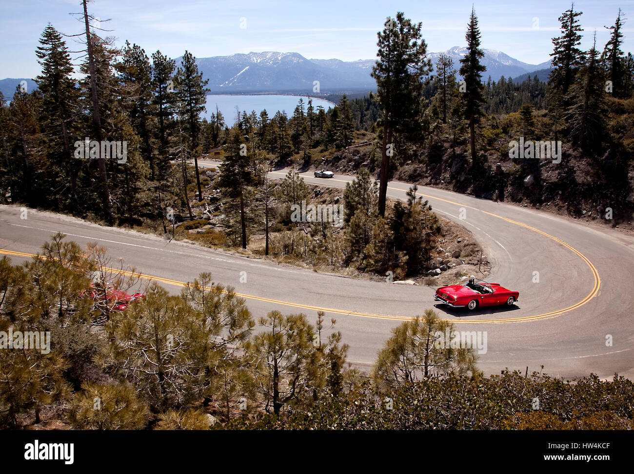 Anni sessanta Ferrari cabrio a Emerald Bay Lake Tahoe Hwy 89 Foto Stock