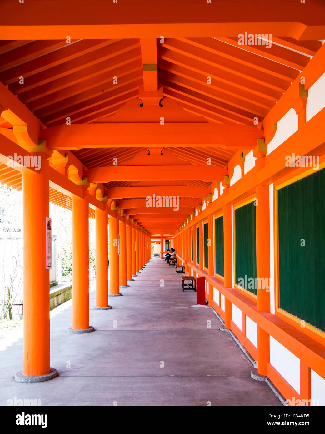 Il colore arancio corridoio nel Santuario Shimogamo Foto Stock