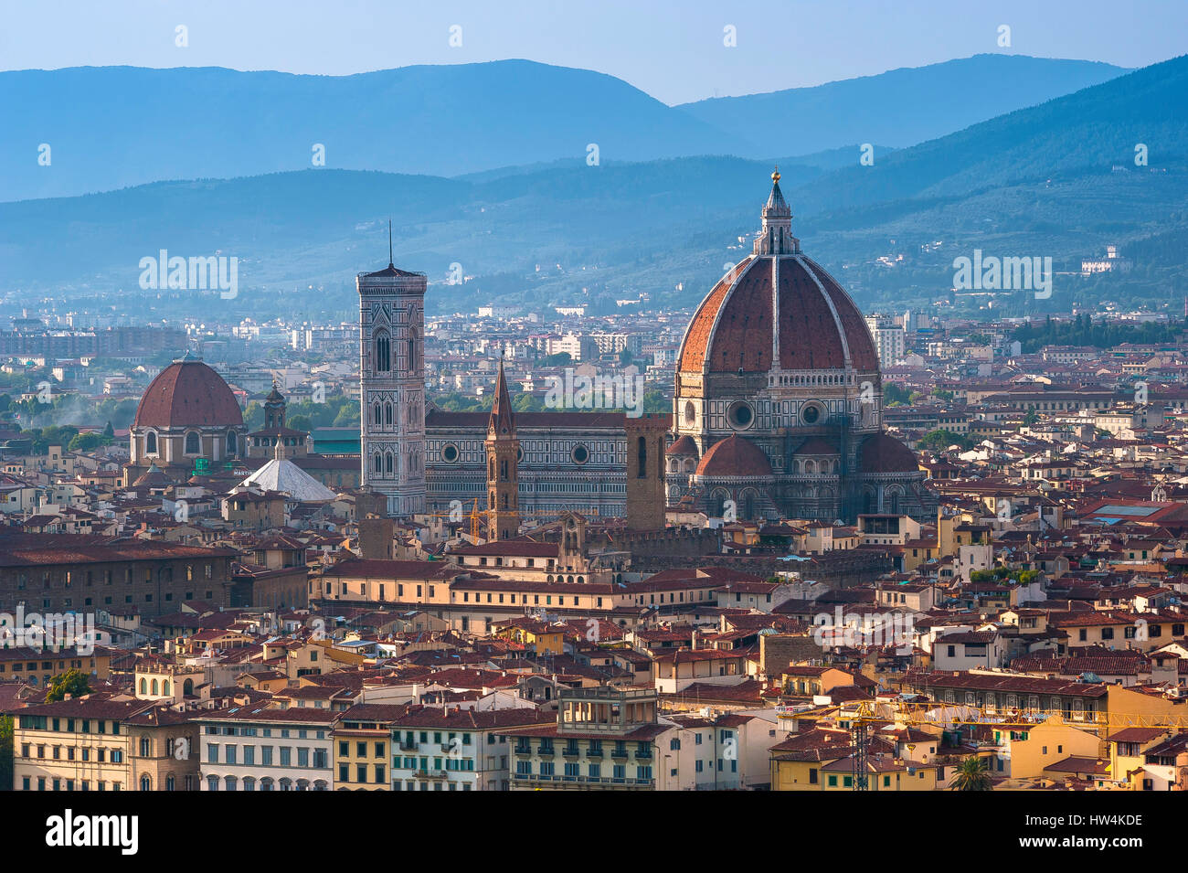 Il Duomo di Firenze, la vista del Duomo con la sua Brunelleschi progettò la cupola situato nel centro della città di Firenze sulle colline toscane, Italia Foto Stock