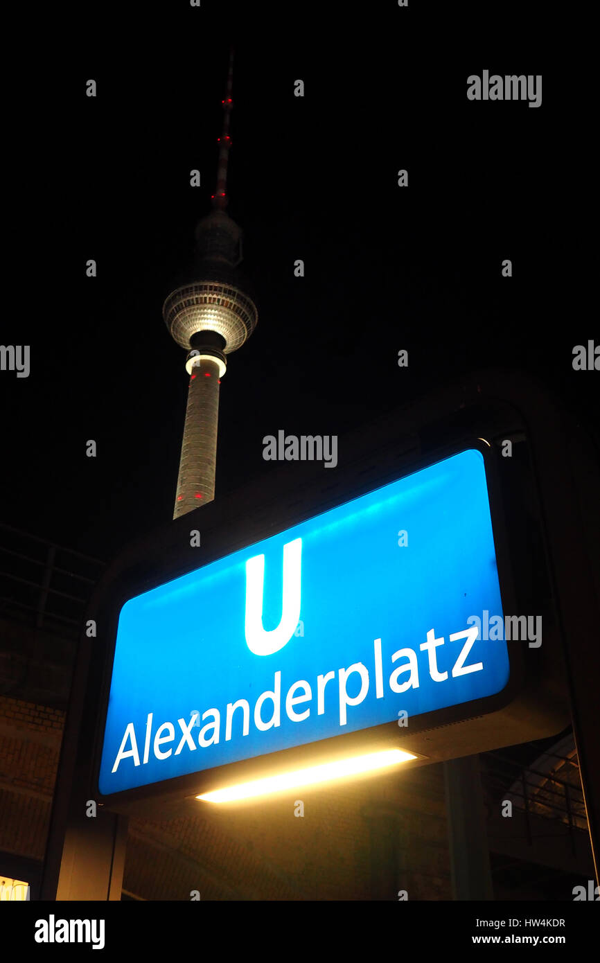 Berlino, Germania:ingresso di Alexanderplatz stazione della metropolitana (U-Bahn) di notte. Sullo sfondo la torre della TV Foto Stock