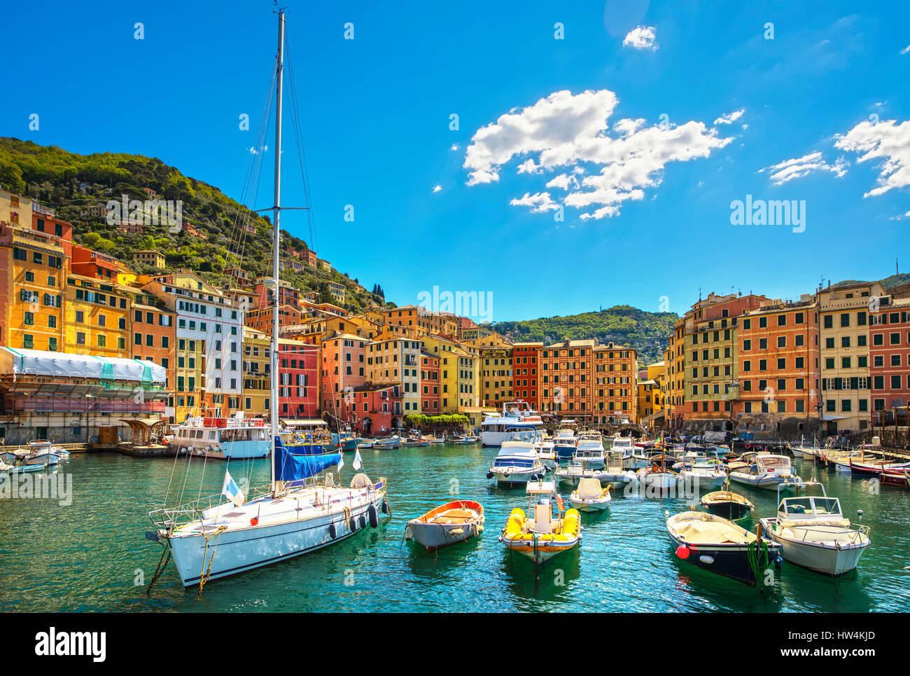 Camogli porto marina, barche e tipiche case colorate. Destinazione di viaggio Liguria, Italia, Europa. Foto Stock