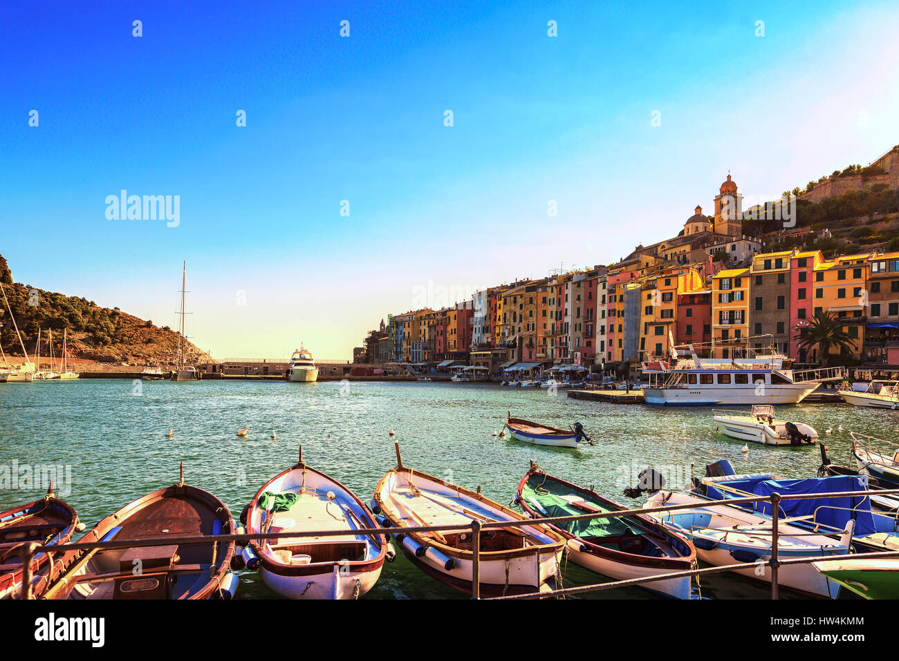 Portovenere antico villaggio sul mare. Barche, chiesa e case. Cinque Terre, Cinque Terre Liguria Italia Europa. Foto Stock