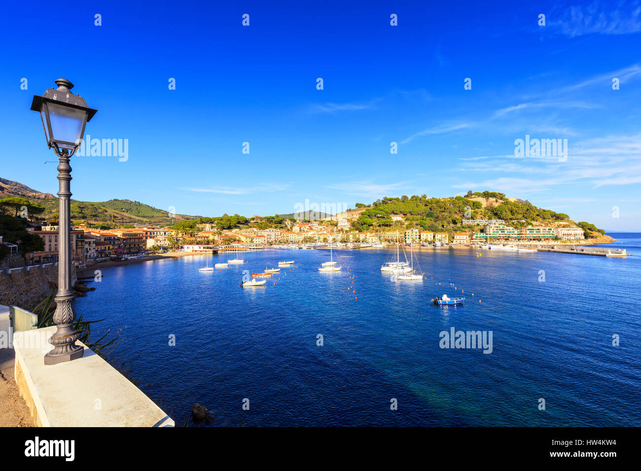 Isola d'Elba, Porto Azzurro village baia. Marina e lampione. Toscana, Italia, Europa Foto Stock