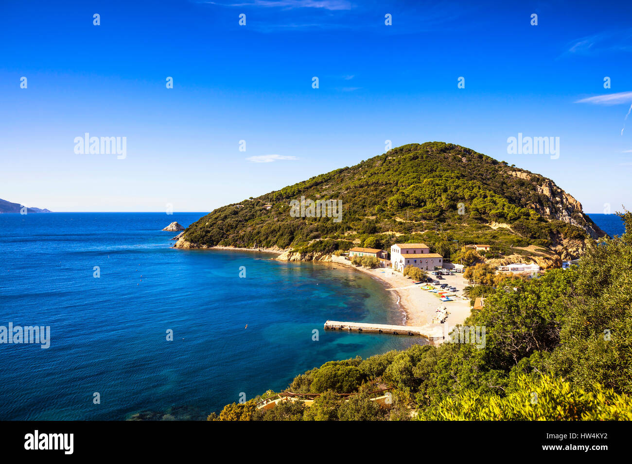 Isola d'Elba mare Portoferraio Enfola spiaggia operazioni automatiche di fine campo e la costa. Toscana, Italia, Europa Foto Stock