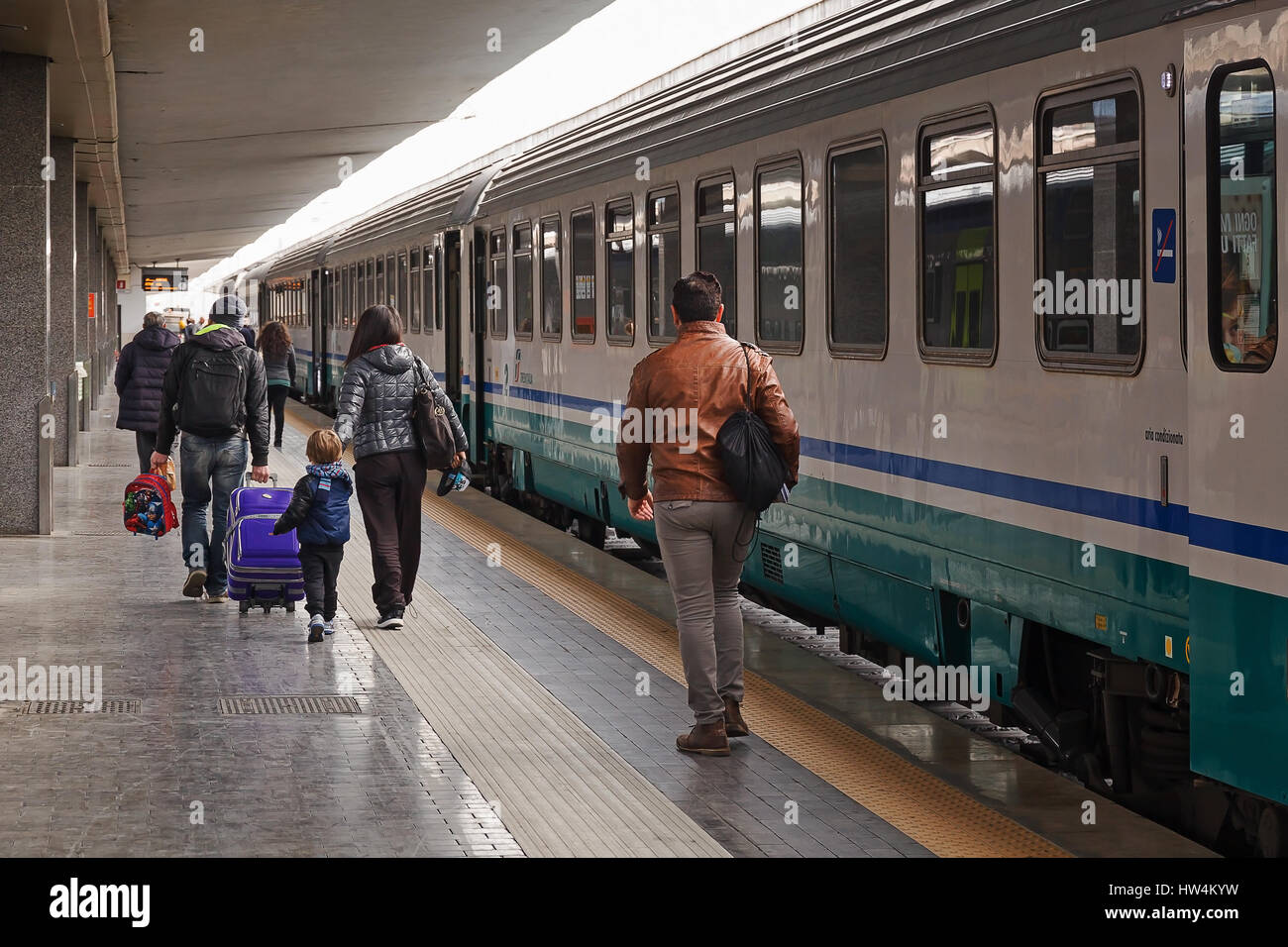 Napoli, Italia - 13 Marzo 2017: nella stazione ferroviaria centrale i passeggeri fanno il loro modo per il treno via uscire. Foto Stock