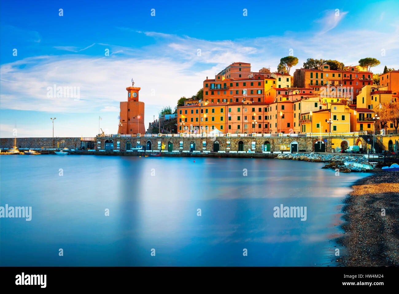 Isola d'Elba, Rio Marina Village baia. Bay Beach e del faro. Una lunga esposizione, Toscana, Italia, Europa. Foto Stock