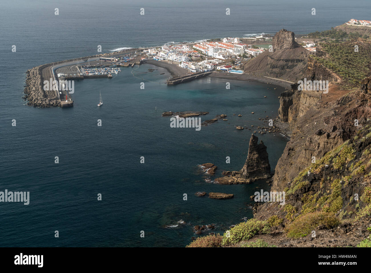 Puerto de las Nieves und der Hafen aus der Luft, Insel Gran Canaria, Kanarische isole, Spanien | Birds Eye view di Puerto de las Nieves e la sua har Foto Stock