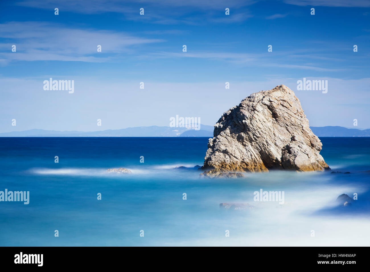 Rock in un mare blu. Sansone spiaggia. Isola d'Elba. Toscana, Italia. Fotografie con lunghi tempi di esposizione Foto Stock