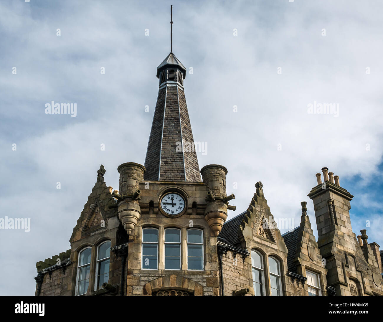 Guardando il singolare a timpano ornato steeple tetto, Riva, Leith, Edimburgo, Scozia, con la torre dell orologio Foto Stock