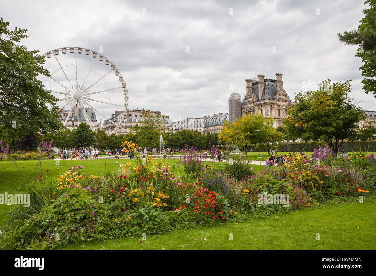 Parigi - Luglio 15, 2014: il famoso giardino delle Tuileries (Jardin des Tuileries). Bella e il popolare giardino pubblico situato tra il museo del Louvre e il P Foto Stock