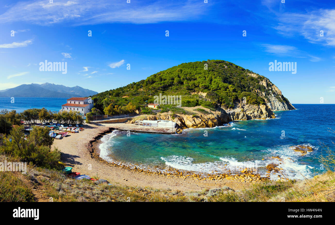 Isola d'Elba mare Portoferraio Enfola spiaggia operazioni automatiche di fine campo e la costa. Toscana, Italia, Europa Foto Stock