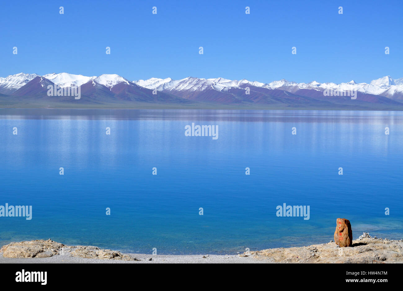 Bellissimo lago Namtso paesaggio con picco di neve montagne intorno ad esso - il lago sacro in Tibet Foto Stock