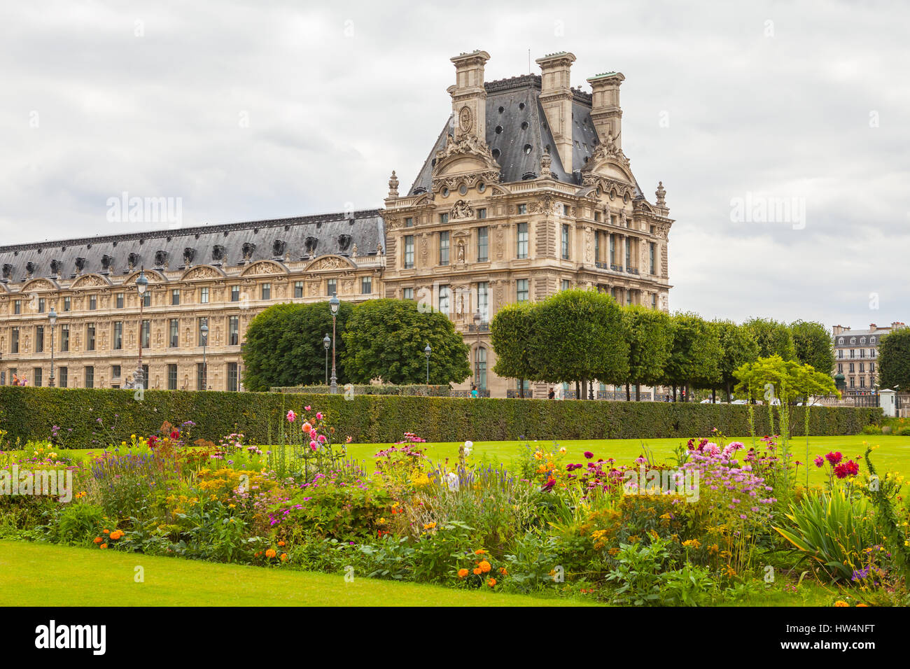 Parigi - Luglio 15, 2014: il famoso giardino delle Tuileries (Jardin des Tuileries). Bella e il popolare giardino pubblico situato tra il museo del Louvre e il P Foto Stock