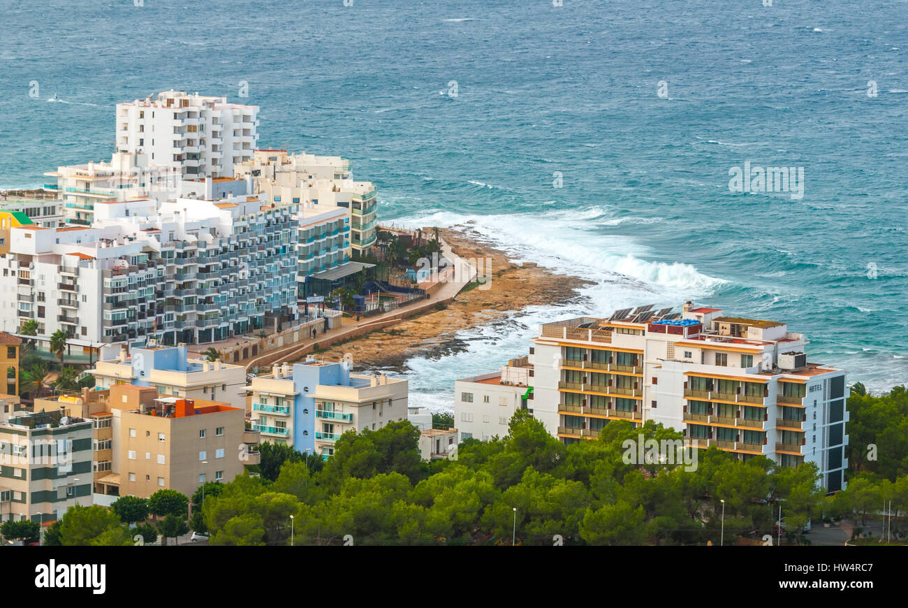 Vista dalla collina in Sant Antoni de Portmany & dintorni in Ibiza. Alberghi lungo la spiaggia, i luoghi di soggiorno. Onde infrangersi come navigare sulla riva. Foto Stock