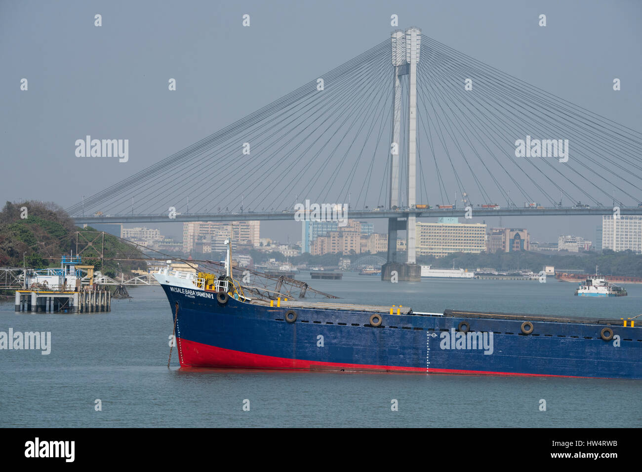 India, Kolkata (Calcutta aka) Bengala Occidentale, Fiume Hooghly. Setu Vidyasagar (ponte) collegamento di quella di Howrah a Kolkata. È il cavo più lungo ponte in Asia Foto Stock