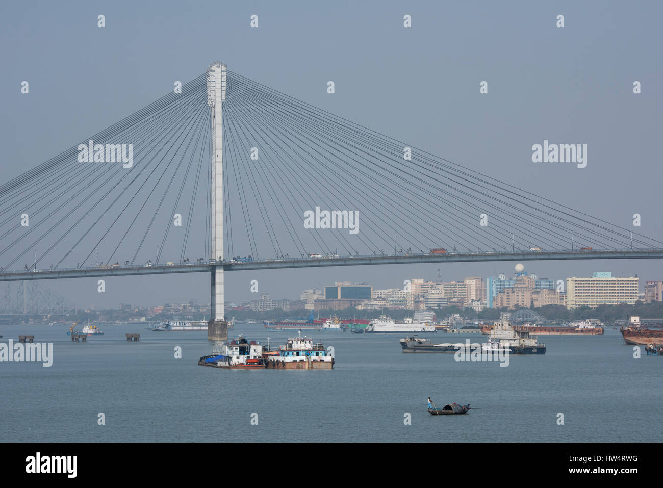 India, Kolkata (Calcutta aka) Capitale del Bengala Occidentale, Fiume Hooghly. Setu Vidyasagar (ponte) collegamento oltre 85.000 veicoli al giorno da quella di Howrah a Kol Foto Stock