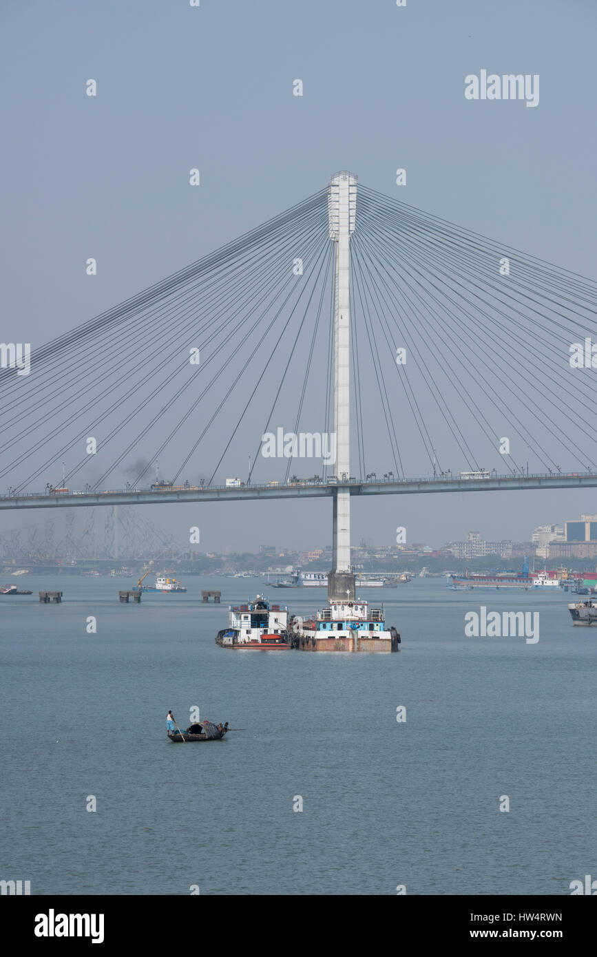 India, Kolkata (Calcutta aka) Capitale del Bengala Occidentale, Fiume Hooghly. Setu Vidyasagar (ponte) collegamento oltre 85.000 veicoli al giorno da quella di Howrah a Kol Foto Stock