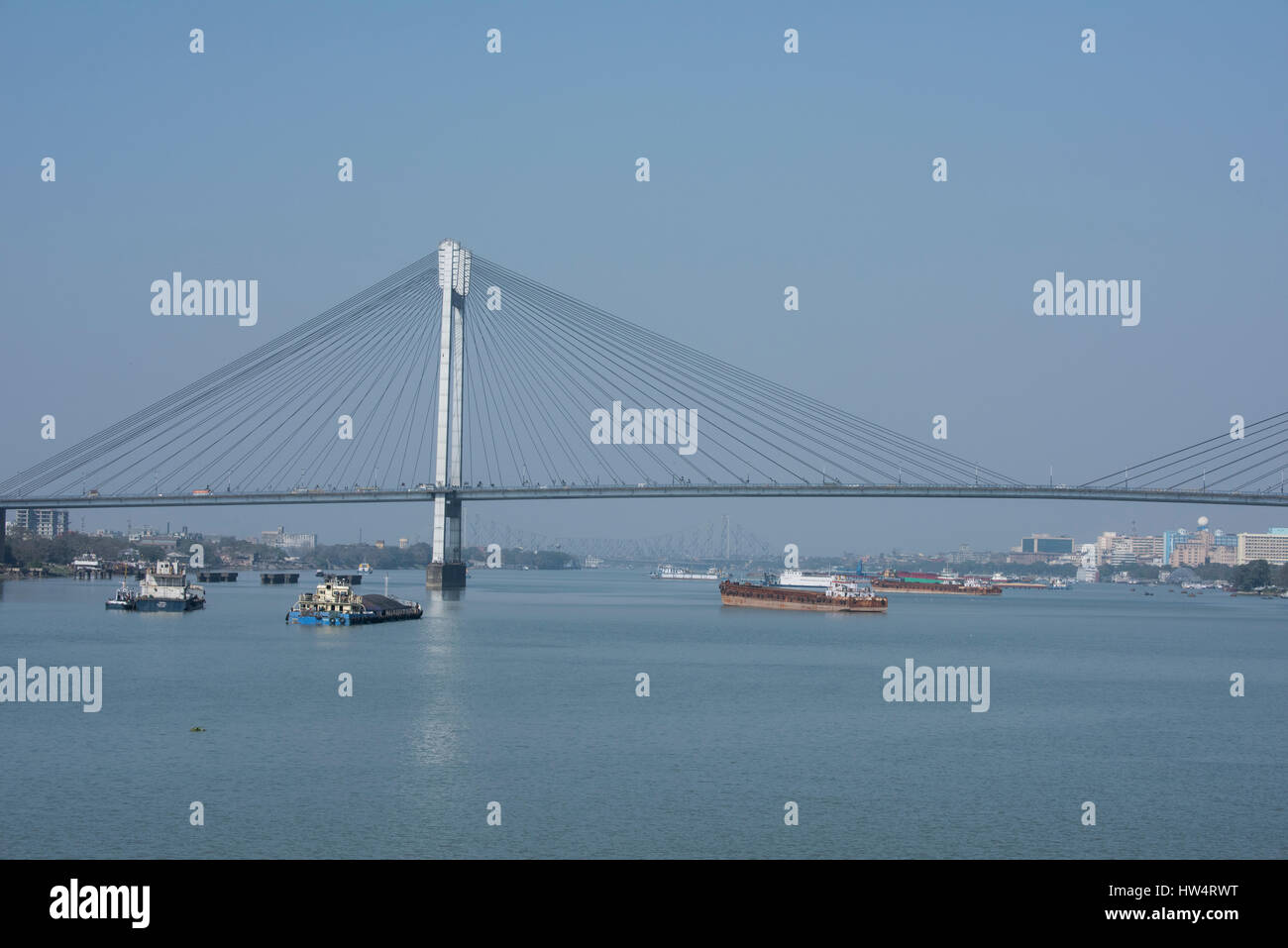 India, Kolkata (Calcutta aka) Bengala Occidentale, Fiume Hooghly. Setu Vidyasagar (ponte) collegamento di quella di Howrah a Kolkata. È il cavo più lungo ponte in Asia Foto Stock