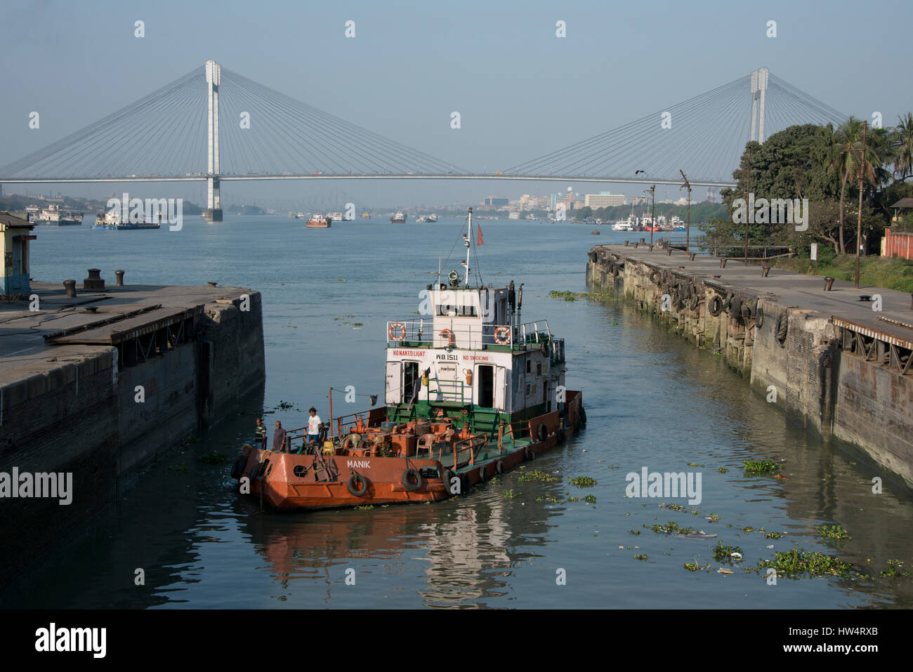 India, Kolkata (Calcutta aka) Bengala Occidentale, Fiume Hooghly. Sistema di canale nella parte anteriore del Vidyasagar Setu (ponte) collegamento di quella di Howrah a Kolkata. È il Foto Stock