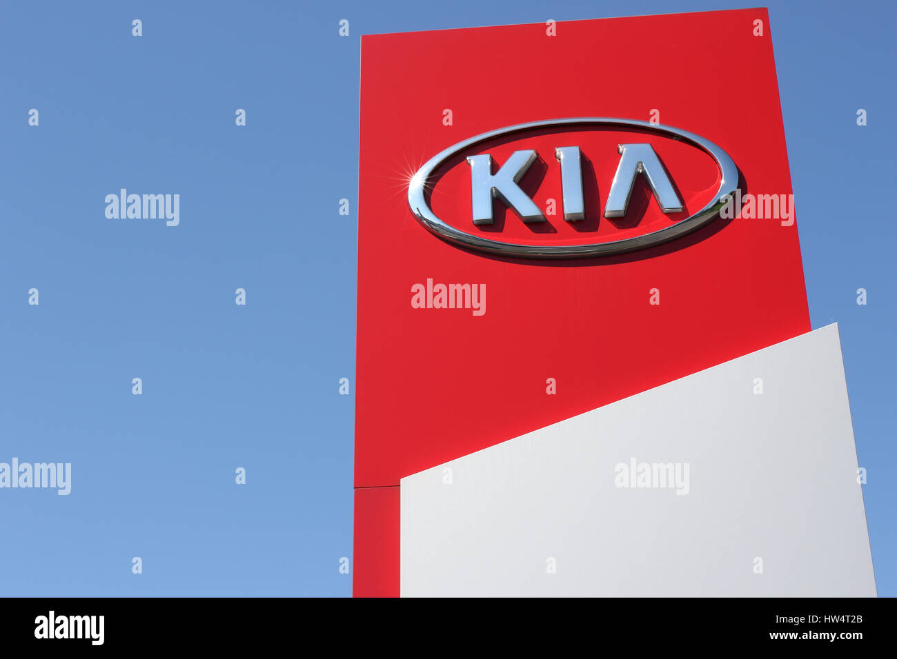 Kia concessionaria segno contro il cielo blu Foto Stock