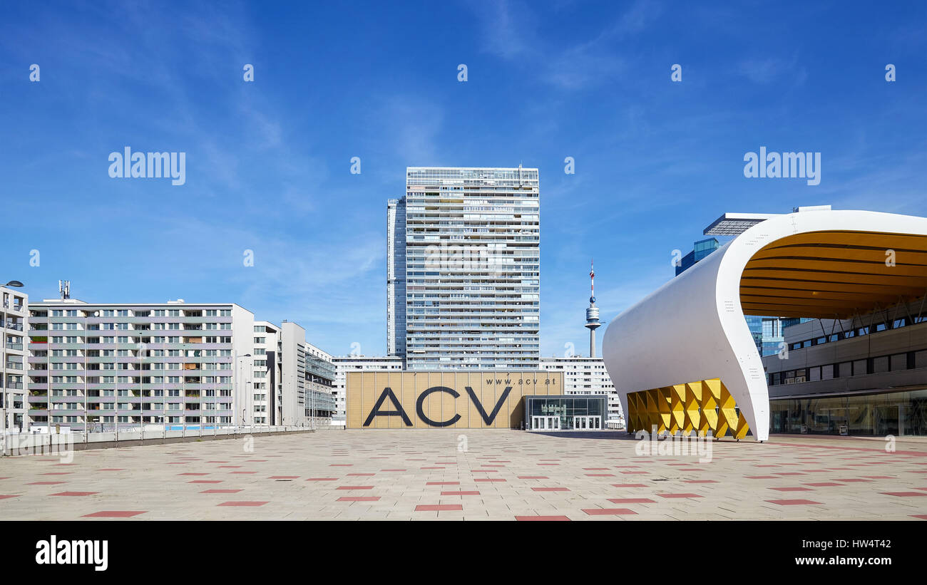 Vienna, Austria - 14 agosto 2016: immagine dell'Austria Center Vienna (ACV), il centro esposizioni e conferenze su una bella giornata d'estate. Foto Stock