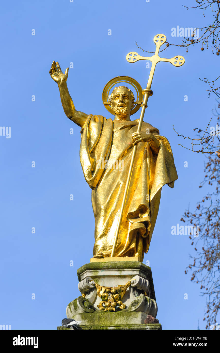 Statua dorata di san Paolo nella motivazione della Cattedrale di St Paul, Londra. Foto Stock
