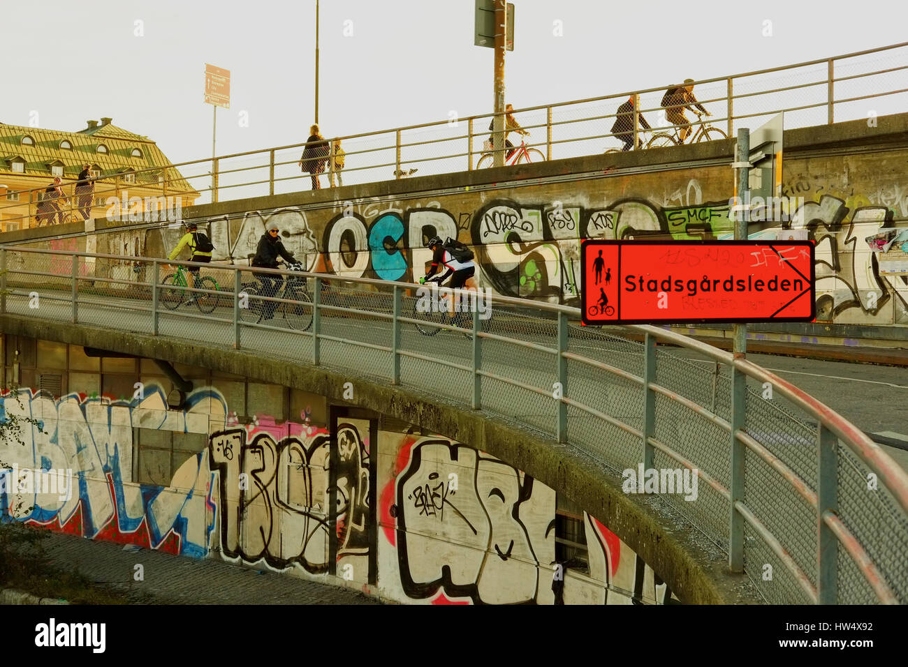 Urban graffiti e ciclisti, Stoccolma, Svezia e Scandinavia Foto Stock