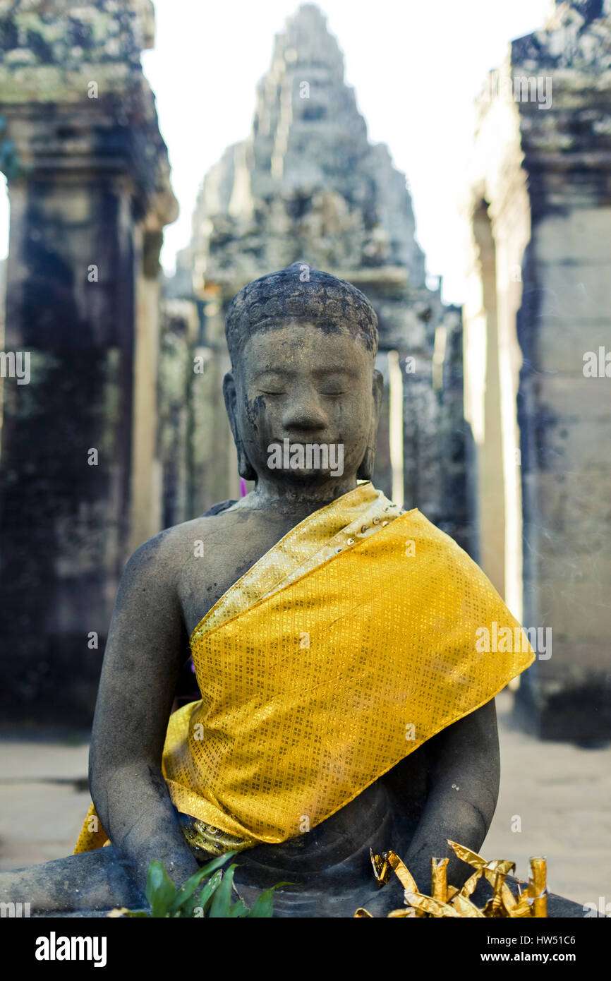 Una statua di Buddha dal XII secolo in Angkor Wat complesso. Angkor Wat con le sue cinque torri è uno dei nostri più interessanti monumenti religiosi a v Foto Stock