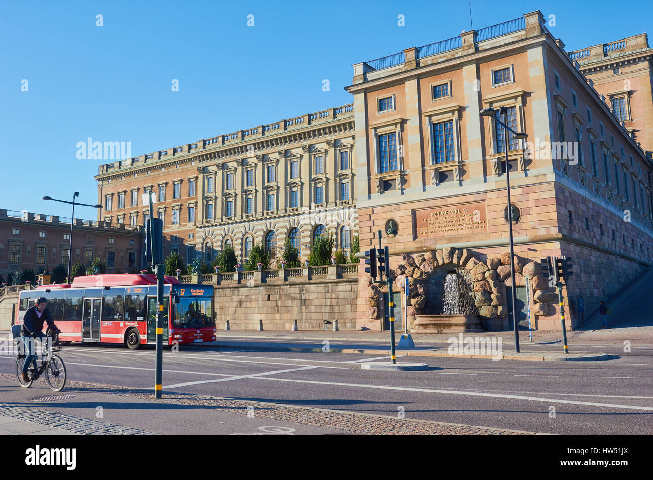 Il bus e il ciclista passando il Royal Palace (Kungliga Slottet) Gamla Stan, Stoccolma, Svezia e Scandinavia Foto Stock