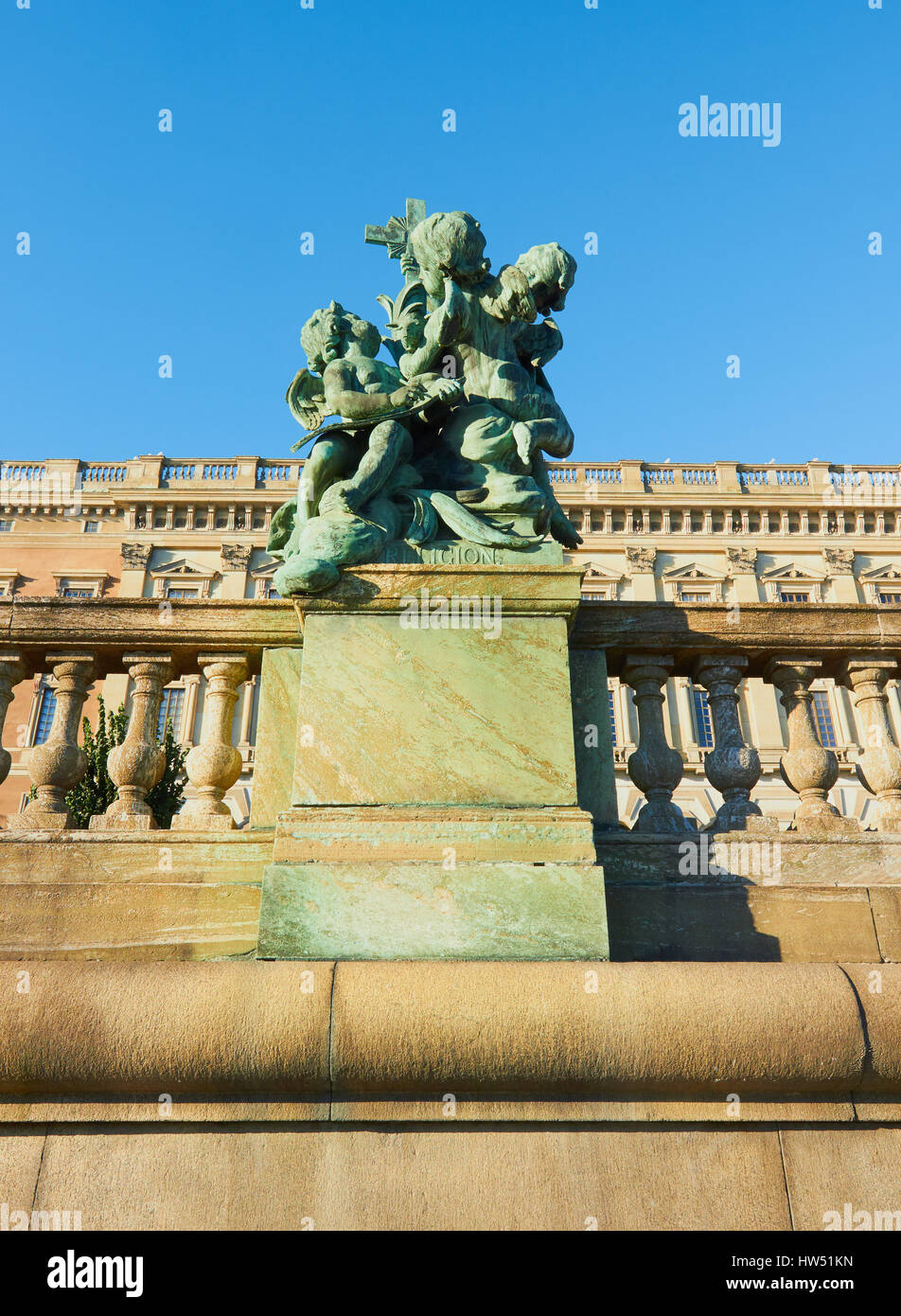 Balaustra in pietra e la scultura, Royal Palace (Kungliga Slottet) progettato da Nicodemus Tessin il giovane, Gamla Stan, Stoccolma, Svezia e Scandinavia Foto Stock