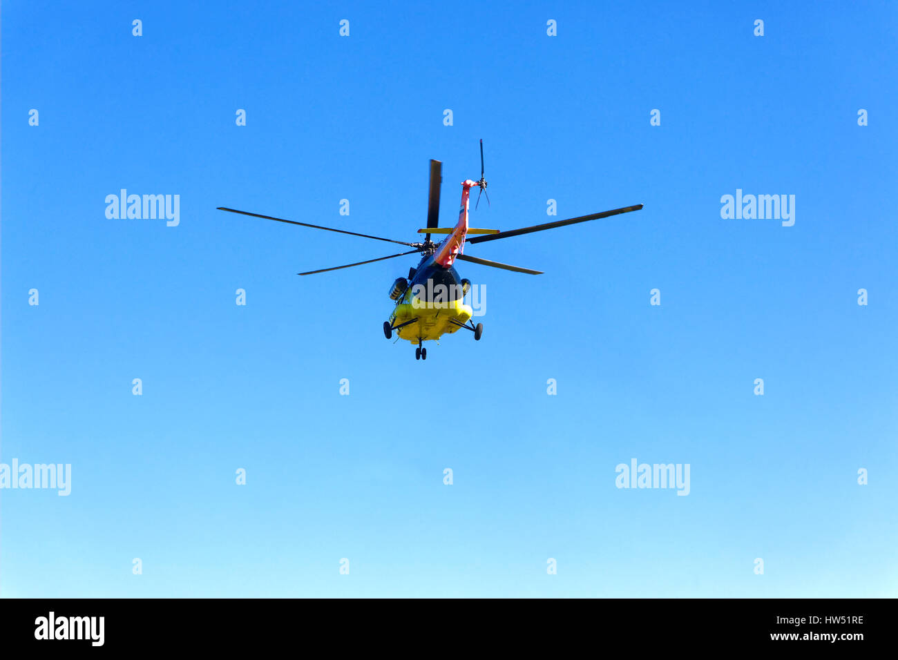 Elicottero russo Mi-8 vola via nel cielo Foto Stock