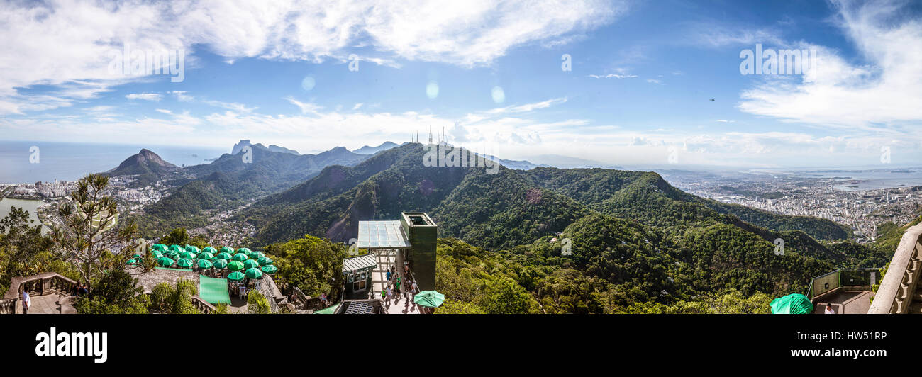 Vista di Rio de Janeiro dall'alto del Corcovado circondato da montagne, isole e dell'oceano. Rio de Janeiro è la seconda città più grande del Brasile un Foto Stock