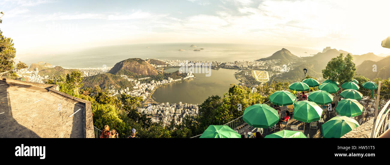 Vista di Rio de Janeiro dall'alto del Corcovado circondato da montagne, isole e dell'oceano. Rio de Janeiro è la seconda città più grande del Brasile un Foto Stock