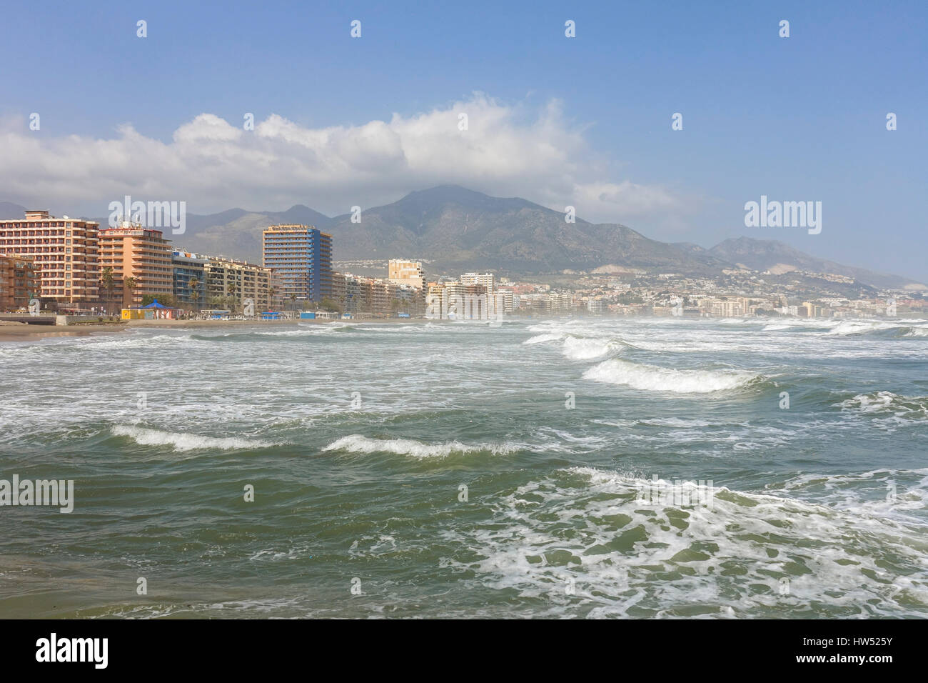 Alte onde. costa codice arancione è dato per la marea e del vento. Fuengirola, Malaga, Andalusia. Spagna Foto Stock