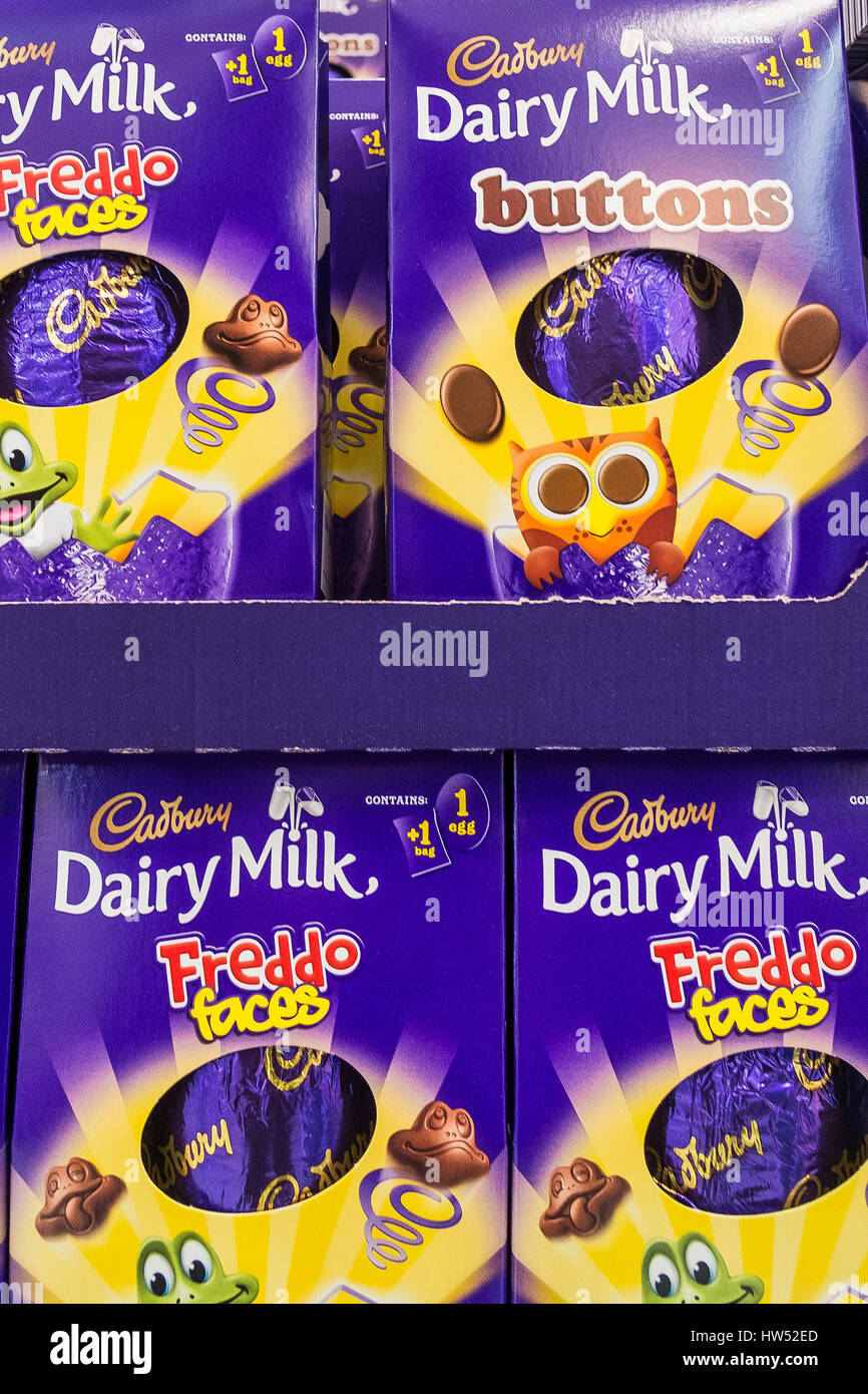 Le uova di Pasqua; Cadbury Dairy Milk Display colorato di confezionamento Foto Stock
