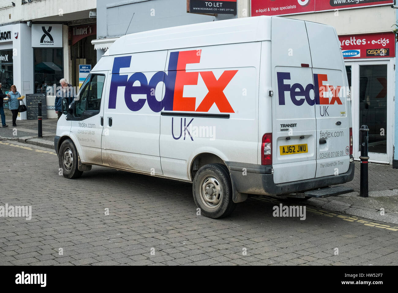 Corriere FedEx Van parcheggiato Truro City Centre Cornwall Foto Stock