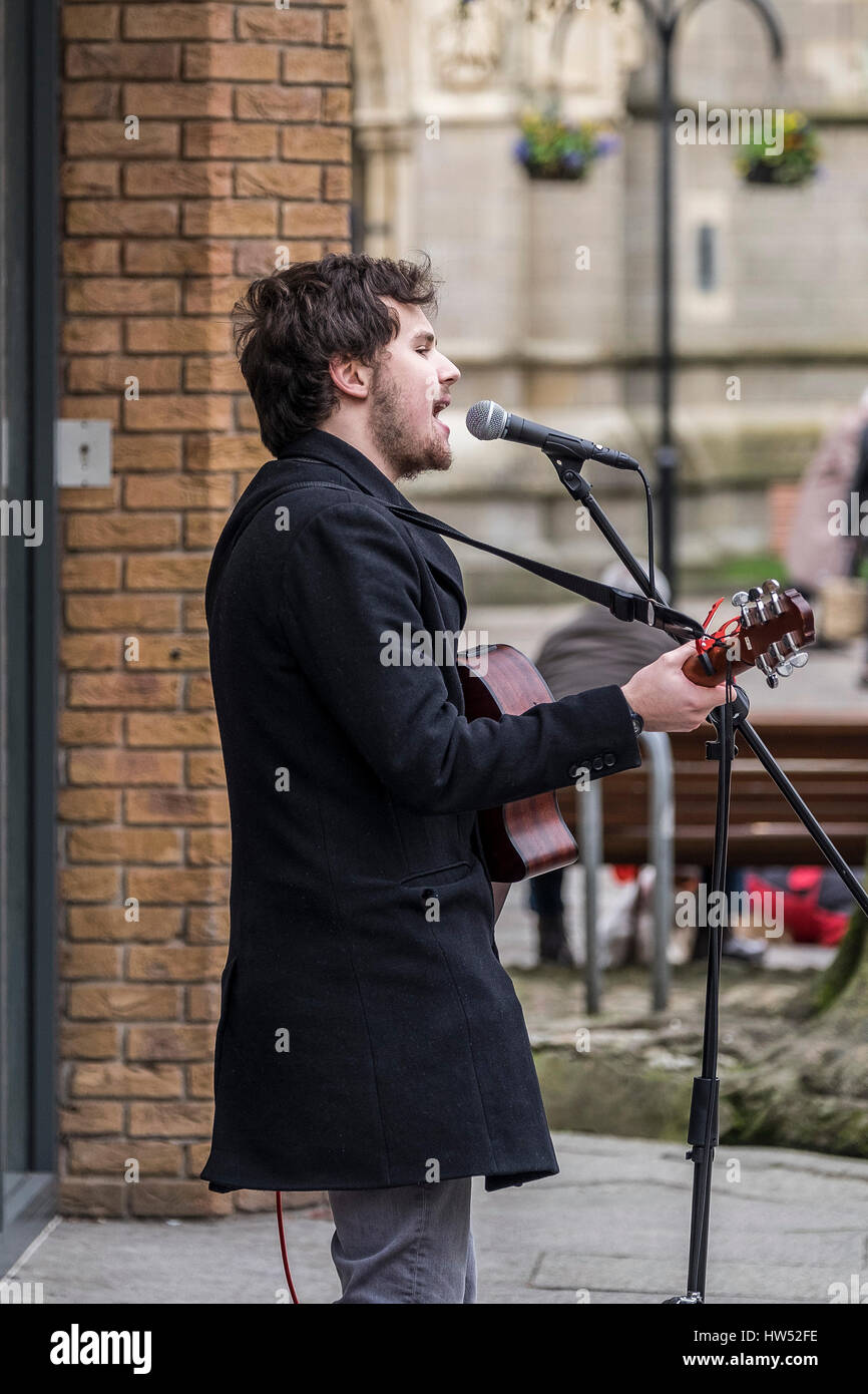 Busker Street Truro City musicista esecutore cantante; cantando la Cornovaglia. Foto Stock