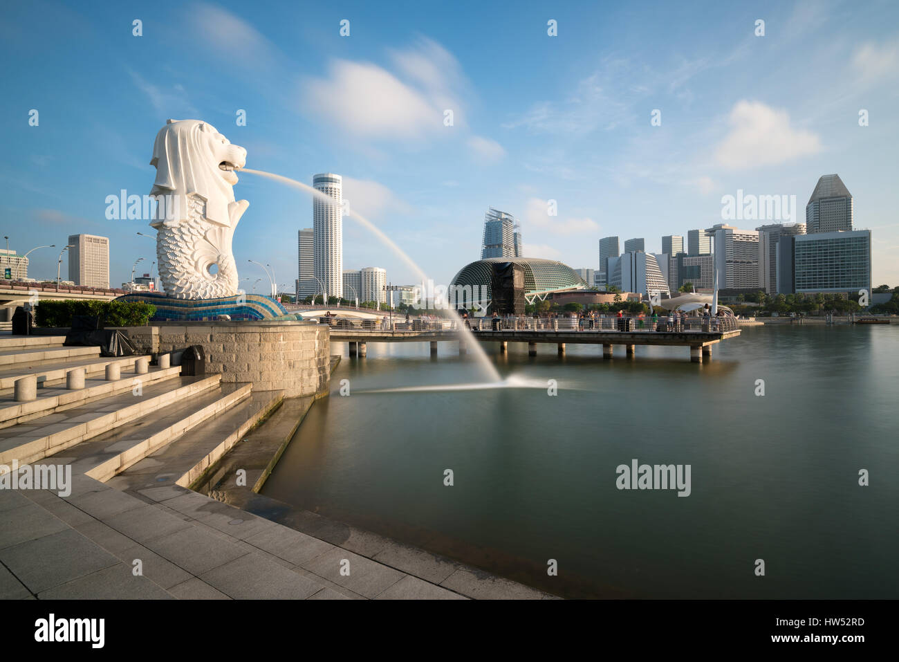 Singapore business district skyline con sunrise nel mattino di Marina Bay, Singapore. Foto Stock
