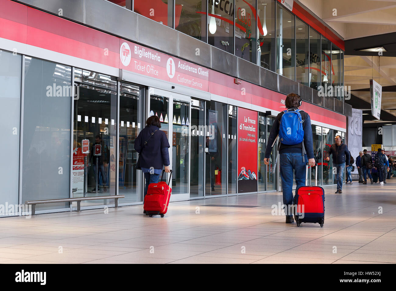 Napoli, Italia - 13 Marzo 2017: biglietteria e assistenza al cliente nella Garibaldi Stazione centrale, i viaggiatori con bagaglio a piedi nei hallw Foto Stock