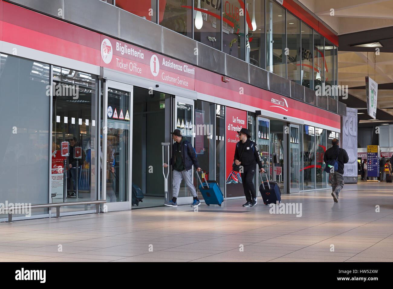 Napoli, Italia - 13 Marzo 2017: biglietteria e assistenza al cliente nella Garibaldi Stazione centrale, i viaggiatori con bagaglio a piedi nei hallw Foto Stock