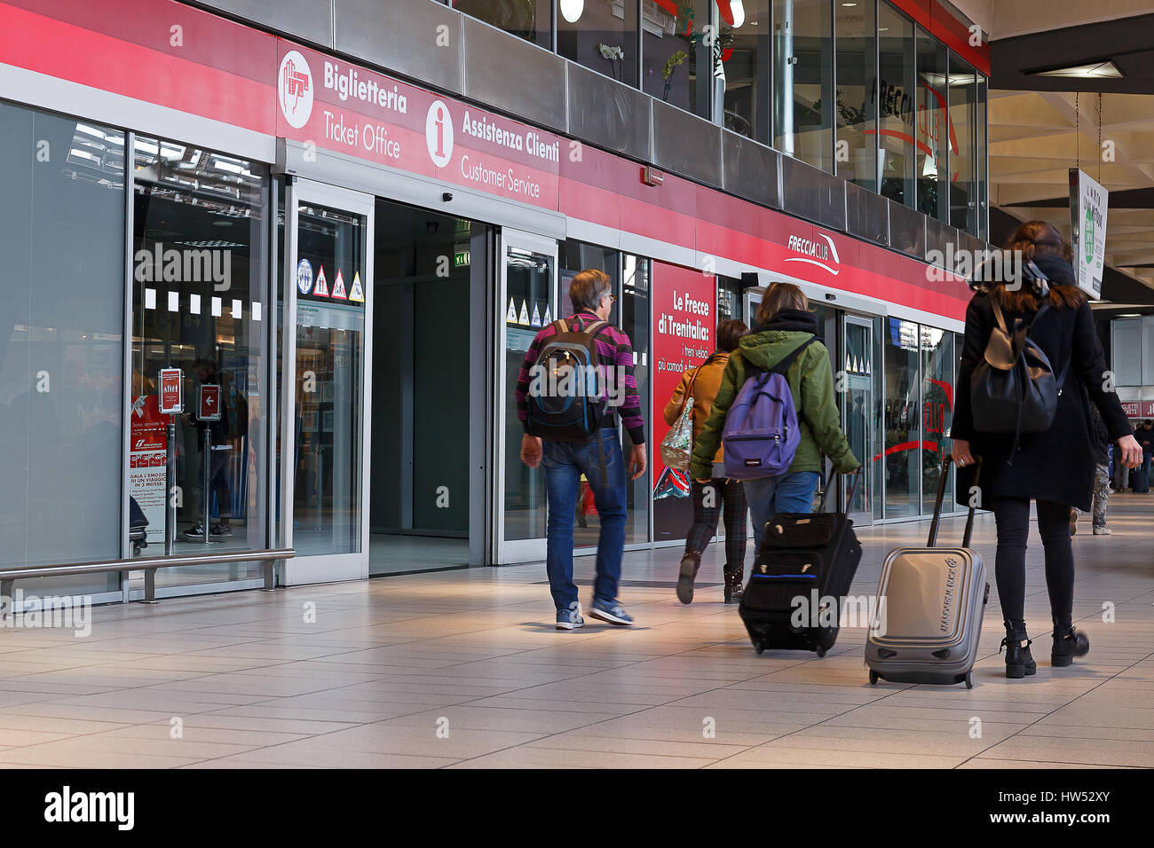 Napoli, Italia - 13 Marzo 2017: biglietteria e assistenza al cliente nella Garibaldi Stazione centrale, i viaggiatori con bagaglio a piedi nei hallw Foto Stock