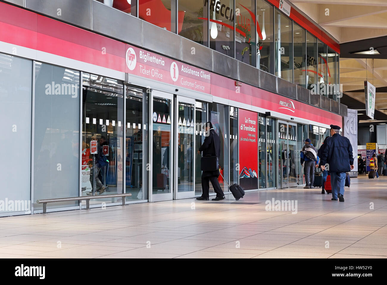 Napoli, Italia - 13 Marzo 2017: biglietteria e assistenza al cliente nella Garibaldi Stazione centrale, i viaggiatori con bagaglio a piedi nei hallw Foto Stock