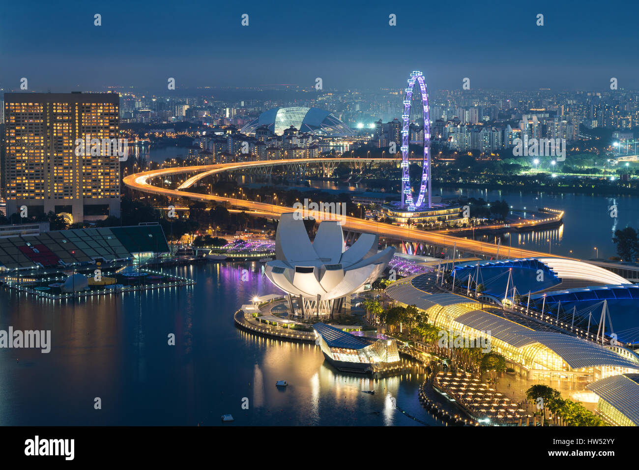 Singapore business district skyline di notte di Marina Bay, Singapore. Foto Stock