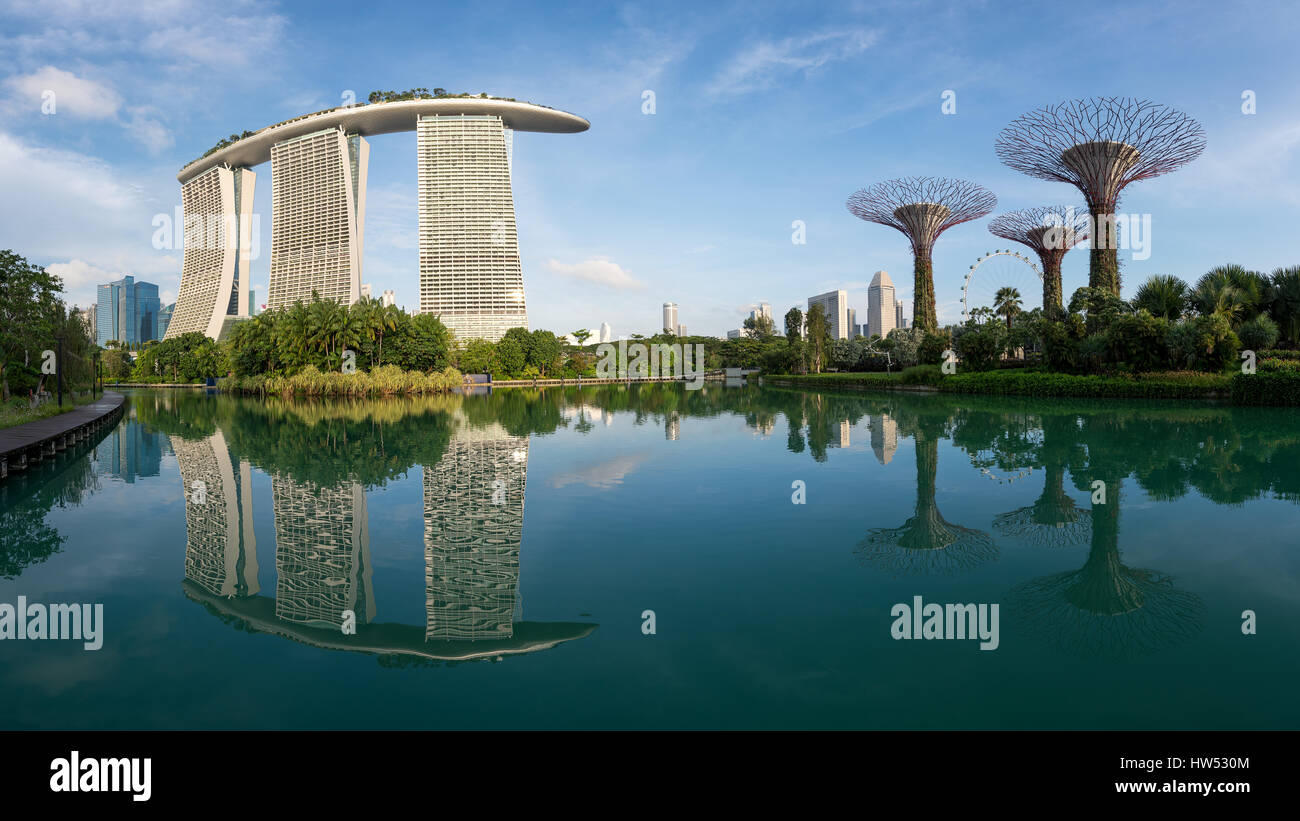 Il Marina Bay, Singapore - Feb 26, 2017 : Marina Bay e sabbia Supertree guanto da giardino dalla baia di Marina Bay, Singapore. Foto Stock