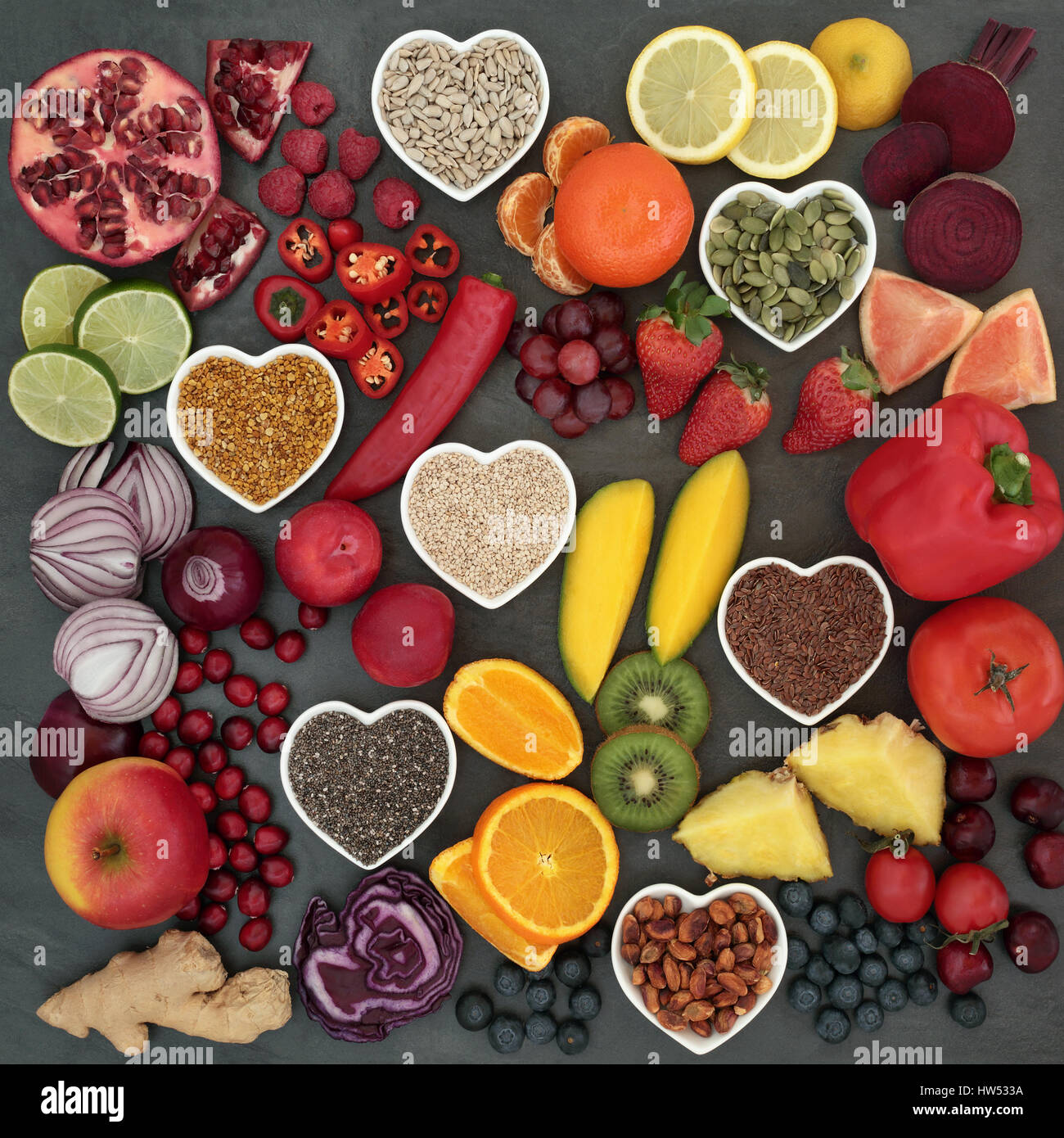 Il paleolitico il cibo della dieta di frutta fresca, verdura, frutta secca e Semi su sfondo di ardesia. Elevata di antiossidanti, vitamine, antocianine e fibra dietetica. Foto Stock