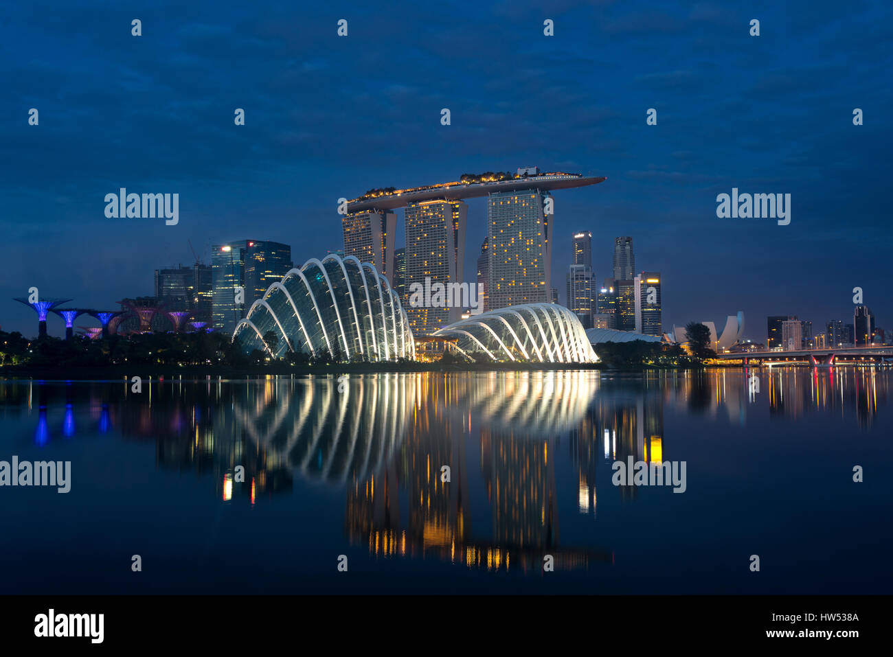 Singapore business district skyline prima del sorgere del sole di Marina Bay, Singapore. Foto Stock