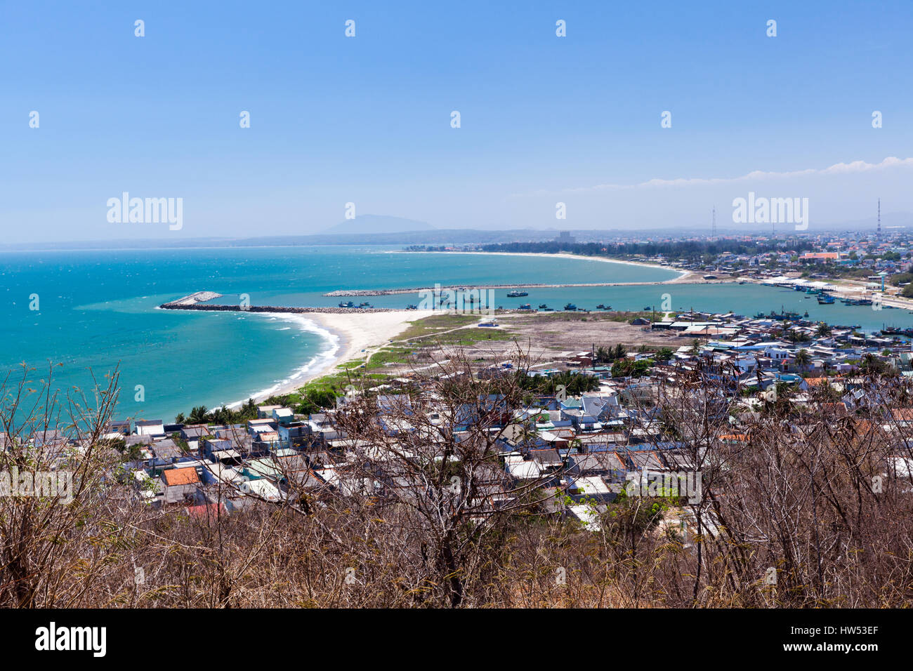 Veduta aerea Phan Thiet dalla antica Torre Cham, Vietnam meridionale Foto Stock