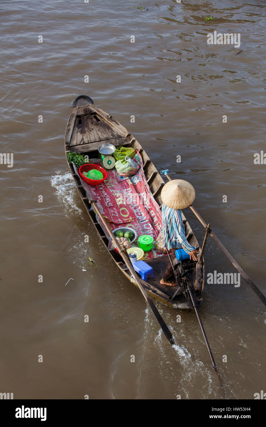 Can Tho, Vietnam - Aprile 2: Donna sulla barca galleggiando giù il fiume Mekong a Can Tho mercato galleggiante, Can Tho, Delta del Mekong, Vietnam il 2 aprile 2014. Foto Stock