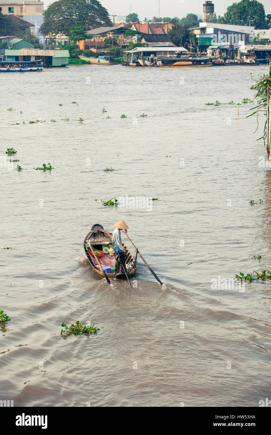 Can Tho, Vietnam - Aprile 2: Donna sulla barca galleggiando giù il fiume Mekong a Can Tho mercato galleggiante, Can Tho, Delta del Mekong, Vietnam il 2 aprile 2014. Foto Stock
